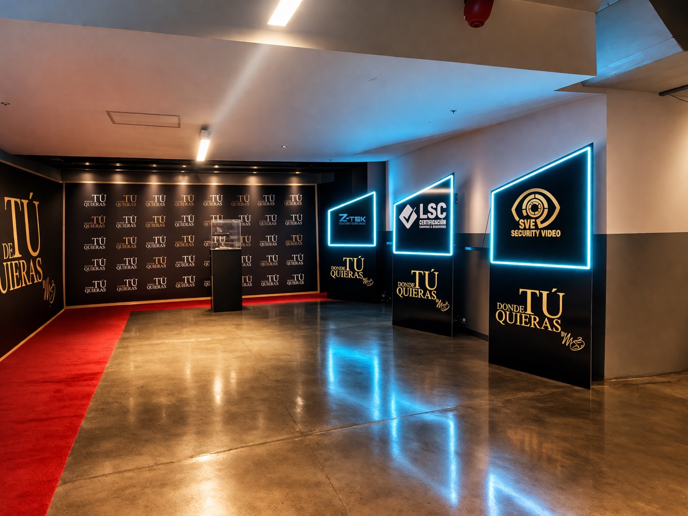 Producción y decoración para evento corporativo con panelería iluminada