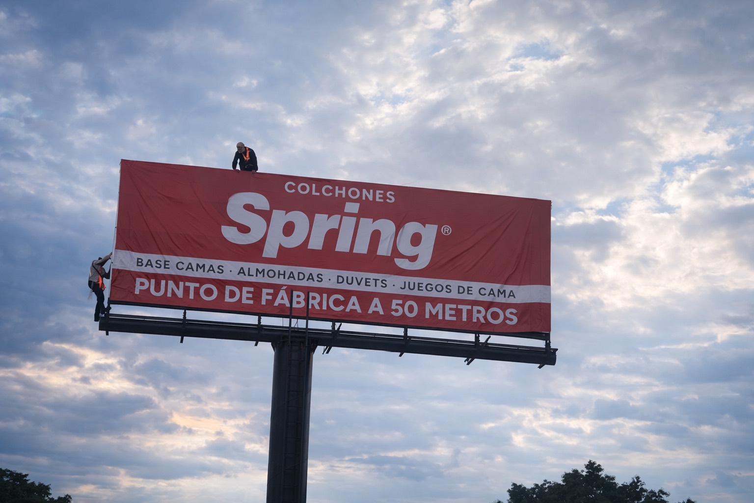 Valla publicitaria instalada en exterior para campaña de marca