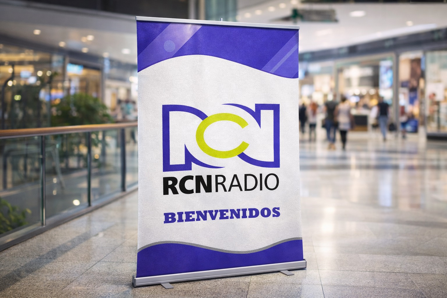 Roll up publicitario instalado en espacio comercial para bienvenida y activación