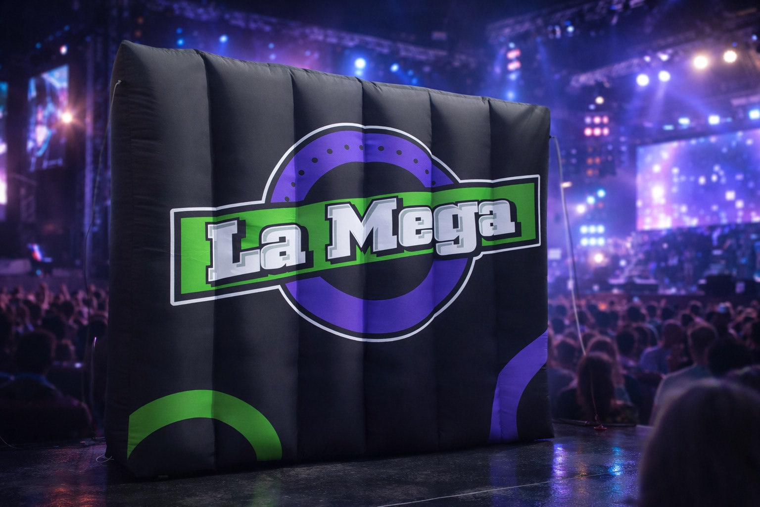 Inflable publicitario instalado en escenario con presencia de marca de alto impacto